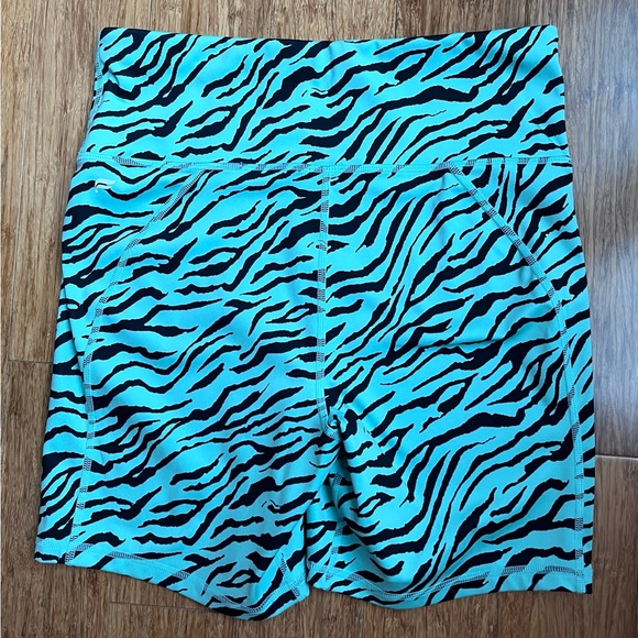 Fabletics High-Waisted Printed Ultracool Shorts in Zebra size medium. 1594 - Picture 4 of 4